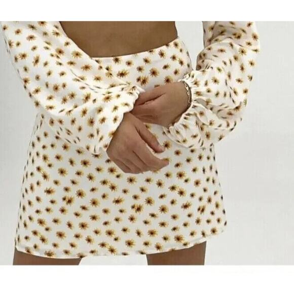 WeWoreWhat Mini Slip Skirt Size Medium Satin it Ditsy Daisy Y2K Daisies Floral - Picture 1 of 11